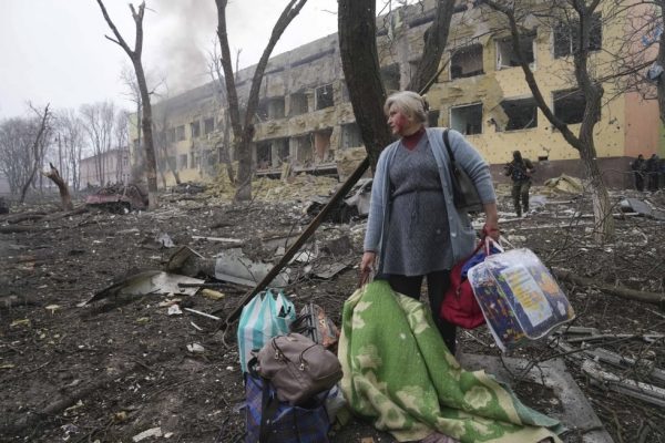 Imagen: Una mujer camina fuera del centro sanitario tras ser desalojada por los servicios de emergencia. FOTO: AP. Imagen: Una mujer camina fuera del centro sanitario tras ser desalojada por los servicios de emergencia. FOTO: AP.