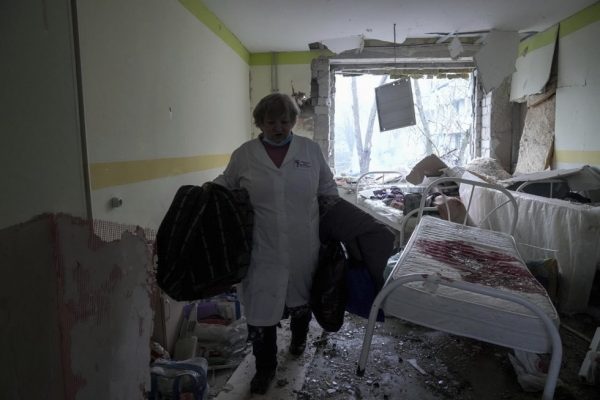 Imagen: Una doctora recoge su equipo antes de desalojar el edificio bombardeado. FOTO: AP. Imagen: Una doctora recoge su equipo antes de desalojar el edificio bombardeado. FOTO: AP.