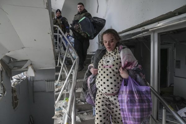 Imagen: En la imagen, una mujer embarazada abandona el edificio, cuya estructura ha quedado muy dañada. FOTO: AP. Imagen: En la imagen, una mujer embarazada abandona el edificio, cuya estructura ha quedado muy dañada. FOTO: AP.