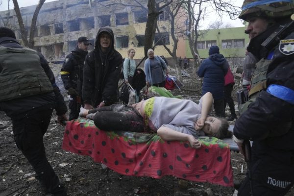 Imagen: Empleados y voluntarios de emergencias ucranios llevan a una mujer embarazada herida. FOTO: AP. Imagen: Empleados y voluntarios de emergencias ucranios llevan a una mujer embarazada herida. FOTO: AP.