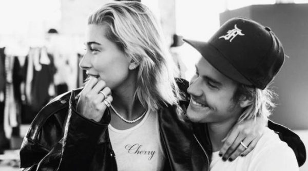 Imagen: Bieber y su novia, Hailey Baldwin, con bigote y el cabello largo y rubio Imagen: Bieber y su novia, Hailey Baldwin, con bigote y el cabello largo y rubio