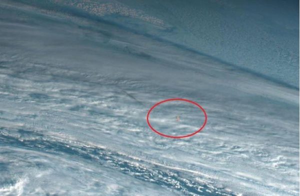 Imagen: El color naranja del meteorito se distingue en la atmósfera terrestre Imagen: El color naranja del meteorito se distingue en la atmósfera terrestre