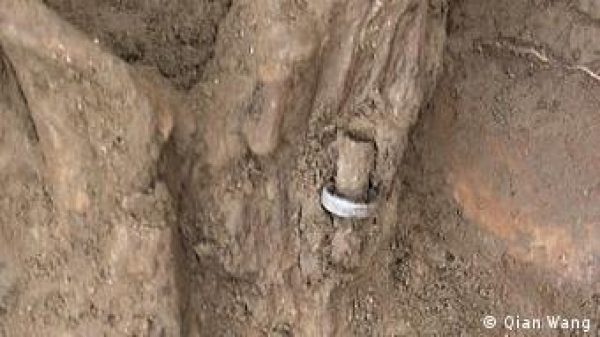 Imagen: Imagen del anillo encontrado en la mano izquierda de la mujer. | Foto: QIAN WANG. Imagen: Imagen del anillo encontrado en la mano izquierda de la mujer. | Foto: QIAN WANG.