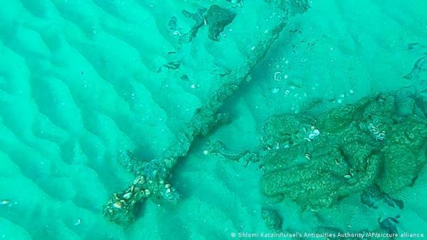 Imagen: Espada de hace 900 años hallada en el mar Mediterráneo y que se presume perteneció a un caballero cruzado. Imagen: Espada de hace 900 años hallada en el mar Mediterráneo y que se presume perteneció a un caballero cruzado.