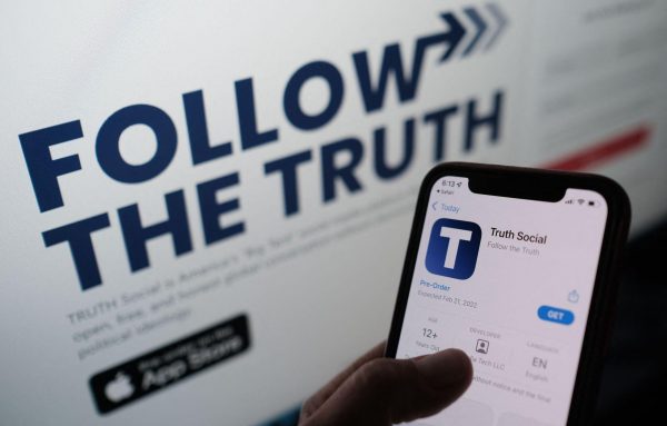 Imagen: La aplicación de Truth Social, anunciada en la galería de Apple. Foto: AFP. Imagen: La aplicación de Truth Social, anunciada en la galería de Apple. Foto: AFP.