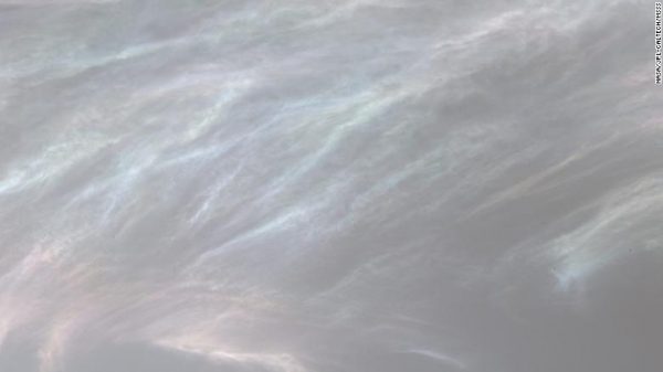 Imagen: El rover Curiosity de la NASA en Marte capturó fotos de estas nubes iridiscente el 5 de marzo. Imagen: El rover Curiosity de la NASA en Marte capturó fotos de estas nubes iridiscente el 5 de marzo.