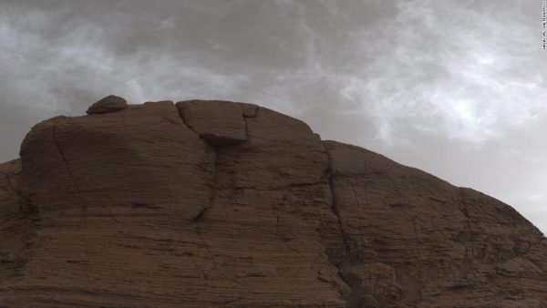 Imagen: El rover Curiosity capturó imágenes de estas nubes justo después del atardecer del 19 de marzo. Imagen: El rover Curiosity capturó imágenes de estas nubes justo después del atardecer del 19 de marzo.