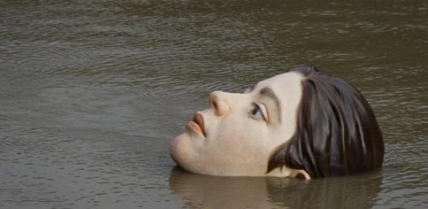 Imagen: La escultura 'Bihar' (mañana) reposa este miércoles en la ría de Bilbao, se trata de una obra del escultor mexicano Rubén Orozco Luis Tejido / EFE Imagen: La escultura 'Bihar' (mañana) reposa este miércoles en la ría de Bilbao, se trata de una obra del escultor mexicano Rubén Orozco Luis Tejido / EFE