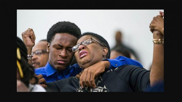 Imagen: Allison Jean, madre de la víctima, junto a su hijo Grant durante una ceremonia en una iglesia en Dallas el pasado 9 de septiembre. (Shaban Athuman/The Dallas Morning News via AP) Imagen: Allison Jean, madre de la víctima, junto a su hijo Grant durante una ceremonia en una iglesia en Dallas el pasado 9 de septiembre. (Shaban Athuman/The Dallas Morning News via AP)