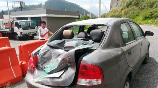 Imagen: Afectación a un vehículo tras el sismo en Quito. Foto: Cortesía. Imagen: Afectación a un vehículo tras el sismo en Quito. Foto: Cortesía.