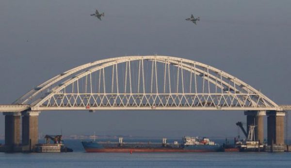 Imagen: Aviones de combate rusos sobrevuelan el puente que une a Rusia con la península de Crimea (Via Reuters) Imagen: Aviones de combate rusos sobrevuelan el puente que une a Rusia con la península de Crimea (Via Reuters)
