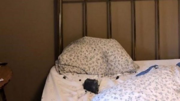 Imagen: Meteorito traspasa el techo de una casa y cae a centímetros de la cabeza de una mujer mientras dormía. Imagen: Meteorito traspasa el techo de una casa y cae a centímetros de la cabeza de una mujer mientras dormía.