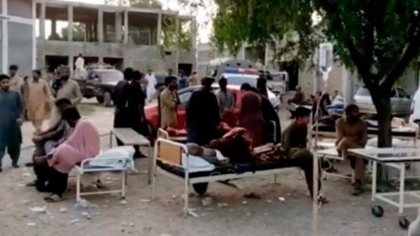 Imagen: Imagen obtenida de un video en donde se ve a la gente afuera de un hospital luego de un terremoto en Harnai, Pakistán. Vía: REUTERS. Imagen: Imagen obtenida de un video en donde se ve a la gente afuera de un hospital luego de un terremoto en Harnai, Pakistán. Vía: REUTERS.