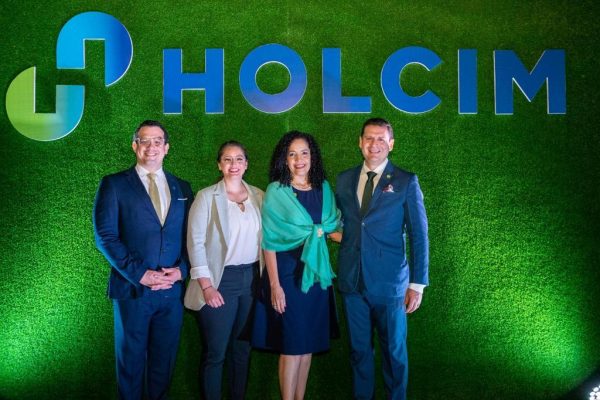 Imagen: DHernán Maruri, Head de branding Holcim; Daniela Morla, Holcim Brand Lead; Dolores Prado, CEO Holcim Ecuador; y Julio Cesar Alvarado, Director de Marketing Estratégico de Holcim Ecuador. Imagen: DHernán Maruri, Head de branding Holcim; Daniela Morla, Holcim Brand Lead; Dolores Prado, CEO Holcim Ecuador; y Julio Cesar Alvarado, Director de Marketing Estratégico de Holcim Ecuador.