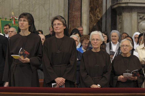 Imagen: La monja Raffaella Petrini (a la izquierda), en una misa en la basílica de San Pedro en una imagen sin fecha especificada. VATICAN MEDIA (VIA REUTERS) Imagen: La monja Raffaella Petrini (a la izquierda), en una misa en la basílica de San Pedro en una imagen sin fecha especificada. VATICAN MEDIA (VIA REUTERS)