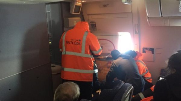 Imagen: El pasajero Steven Lau compartió en redes esta imagen de trabajadores de United tratando de reparar una puerta de emergencia del avión. Imagen: El pasajero Steven Lau compartió en redes esta imagen de trabajadores de United tratando de reparar una puerta de emergencia del avión.