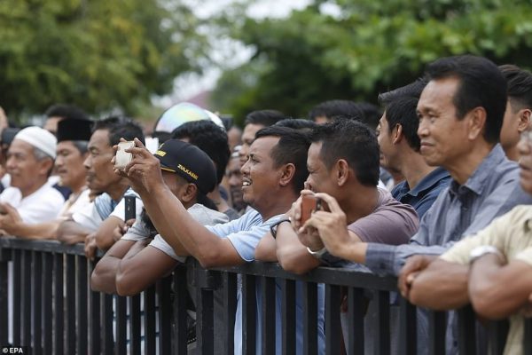 Imagen: Memorias: los hombres usan sus teléfonos móviles para registrar el azote público Imagen: Memorias: los hombres usan sus teléfonos móviles para registrar el azote público