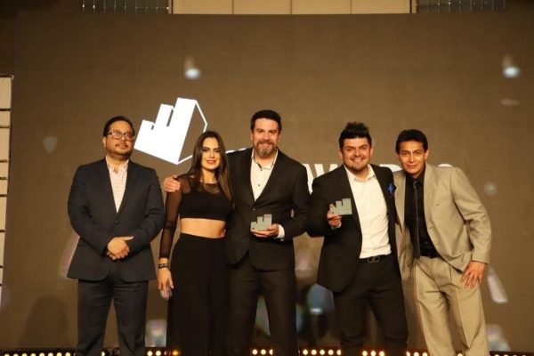 Imagen: Antonio Oscullo, Administrador Canales Digitales; Bryan Recalde, Gerente Creativo BBA; Santiago Alvarez, Jefe de Comunicación Netlife; Dolores Espinoza,Ejecutiva BBA. Imagen: Antonio Oscullo, Administrador Canales Digitales; Bryan Recalde, Gerente Creativo BBA; Santiago Alvarez, Jefe de Comunicación Netlife; Dolores Espinoza,Ejecutiva BBA.
