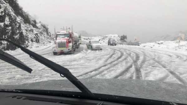 Imagen: En imágenes se muestra una capa de nieve y hielo sobre la carretera. Foto: cortesía. Imagen: En imágenes se muestra una capa de nieve y hielo sobre la carretera. Foto: cortesía.