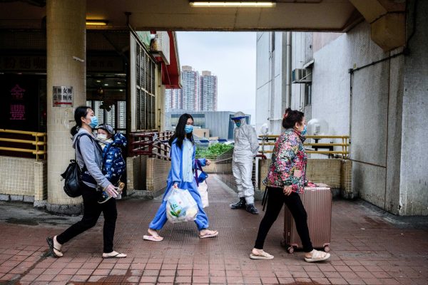 Imagen: Ciudadanos caminan con máscaras faciales mientras un oficial de policía usa equipo de protección en Hong Kong (Anthony WALLACE / AFP) Imagen: Ciudadanos caminan con máscaras faciales mientras un oficial de policía usa equipo de protección en Hong Kong (Anthony WALLACE / AFP)