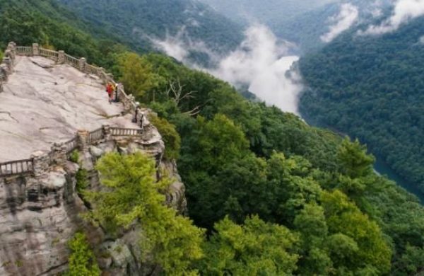 Imagen: Coopers Rock Overlook en el bosque estatal de Coopers Rock. Foto: Departamento de Turismo de Virginia Occidental. Imagen: Coopers Rock Overlook en el bosque estatal de Coopers Rock. Foto: Departamento de Turismo de Virginia Occidental.