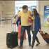 Emotivos reencuentros de familias en el aeropuerto de Quito por fiestas