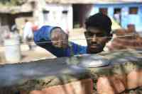 Noticia: India se prepara para la visita de Trump construyendo un muro de casi 2 metros India se prepara para la visita de Trump construyendo un muro de casi 2 metros