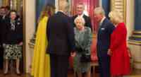Noticia: VIDEO | La reina Isabel II 'regaña' a su hija ¿por no saludar a Trump? VIDEO | La reina Isabel II 'regaña' a su hija ¿por no saludar a Trump?