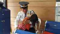 Noticia: Hombre lleva a su hija enferma al trabajo para cuidarla y así reaccionó un cliente Hombre lleva a su hija enferma al trabajo para cuidarla y así reaccionó un cliente