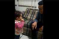 Noticia: VIDEO: niña de dos años habla a su padre sordo con señas y escena conmueve VIDEO: niña de dos años habla a su padre sordo con señas y escena conmueve
