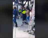 Noticia: VIDEO: torturan a perrito en plena vía pública VIDEO: torturan a perrito en plena vía pública
