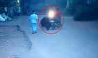 Noticia: El vestido de una mujer se enreda en las llantas traseras y cae El vestido de una mujer se enreda en las llantas traseras y cae