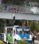 Noticia: VIDEO: coloca su autobús justo a tiempo y salva a una joven que intenta suicidarse VIDEO: coloca su autobús justo a tiempo y salva a una joven que intenta suicidarse