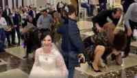 Noticia: VIDEO | Se pelean para quedarse con el ramo de flores de la novia VIDEO | Se pelean para quedarse con el ramo de flores de la novia