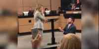 Noticia: VIDEO | Le propone matrimonio en medio de un "juicio" VIDEO | Le propone matrimonio en medio de un "juicio"