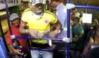 Noticia: VIDEO: ladrón es apuñalado en la espalda por un pasajero durante asalto en el bus VIDEO: ladrón es apuñalado en la espalda por un pasajero durante asalto en el bus