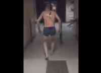 Noticia: VIDEO: un paciente con un cuchillo en la espalda sale andando de un hospital porque quería fumar VIDEO: un paciente con un cuchillo en la espalda sale andando de un hospital porque quería fumar