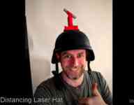 Noticia: VIDEO: Un ingeniero construye un casco con un láser para mantener la distancia social VIDEO: Un ingeniero construye un casco con un láser para mantener la distancia social