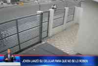 Noticia: VIDEO: Joven bota su celular a casa desconocida para que no se lo roben VIDEO: Joven bota su celular a casa desconocida para que no se lo roben