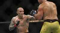 Noticia: VIDEO: Luchador de UFC entrega varios dientes al árbitro mientras recibe una paliza brutal VIDEO: Luchador de UFC entrega varios dientes al árbitro mientras recibe una paliza brutal