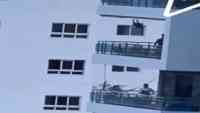 Noticia: VIDEO | Padre columpia a un niño desde el balcón de un edificio VIDEO | Padre columpia a un niño desde el balcón de un edificio
