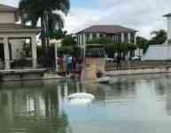 Noticia: Perdió control del vehículo y se fue al fondo de una laguna artificial en Samborondón Perdió control del vehículo y se fue al fondo de una laguna artificial en Samborondón