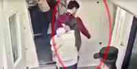 Noticia: VIDEO: pasajero lanza monedas al motor de su avión por consejo de su suegra VIDEO: pasajero lanza monedas al motor de su avión por consejo de su suegra