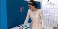 Noticia: ¿Quién es la hermosa mujer que votó en Israel vestida de novia? ¿Quién es la hermosa mujer que votó en Israel vestida de novia?