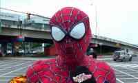 Noticia: VIDEO | Conoce al Spiderman que se trepa al techo de los buses guayaquileños VIDEO | Conoce al Spiderman que se trepa al techo de los buses guayaquileños