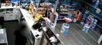 Noticia: VIDEO: asalta una tienda con una bolsa en la cara y se la quita para guardar el botín VIDEO: asalta una tienda con una bolsa en la cara y se la quita para guardar el botín
