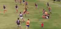 Noticia: VIDEO | Jugador de fútbol australiano salva a una niña de 2 años que se coló en el campo en pleno partido VIDEO | Jugador de fútbol australiano salva a una niña de 2 años que se coló en el campo en pleno partido