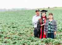 Noticia: Universitaria toma sus fotos de graduación en campos de trabajo de sus padres migrantes Universitaria toma sus fotos de graduación en campos de trabajo de sus padres migrantes