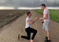 Noticia: Meteorólogo le propone matrimonio frente a un tornado Meteorólogo le propone matrimonio frente a un tornado