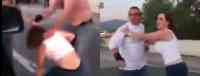 Noticia: VIDEO| Insulto racista desata VIOLENTA pelea en una autopista de EE.UU. VIDEO| Insulto racista desata VIOLENTA pelea en una autopista de EE.UU.